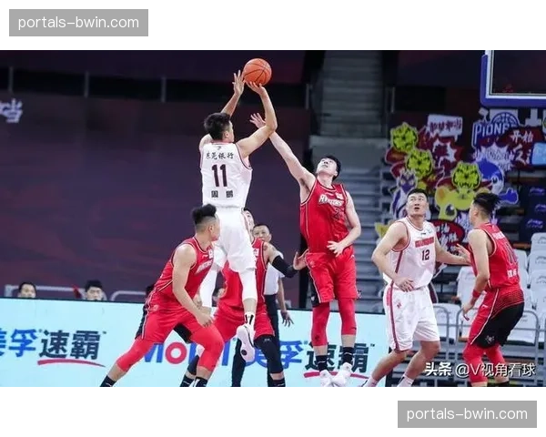 深圳外援史密斯45分三双 对阵新疆展现全能统治力